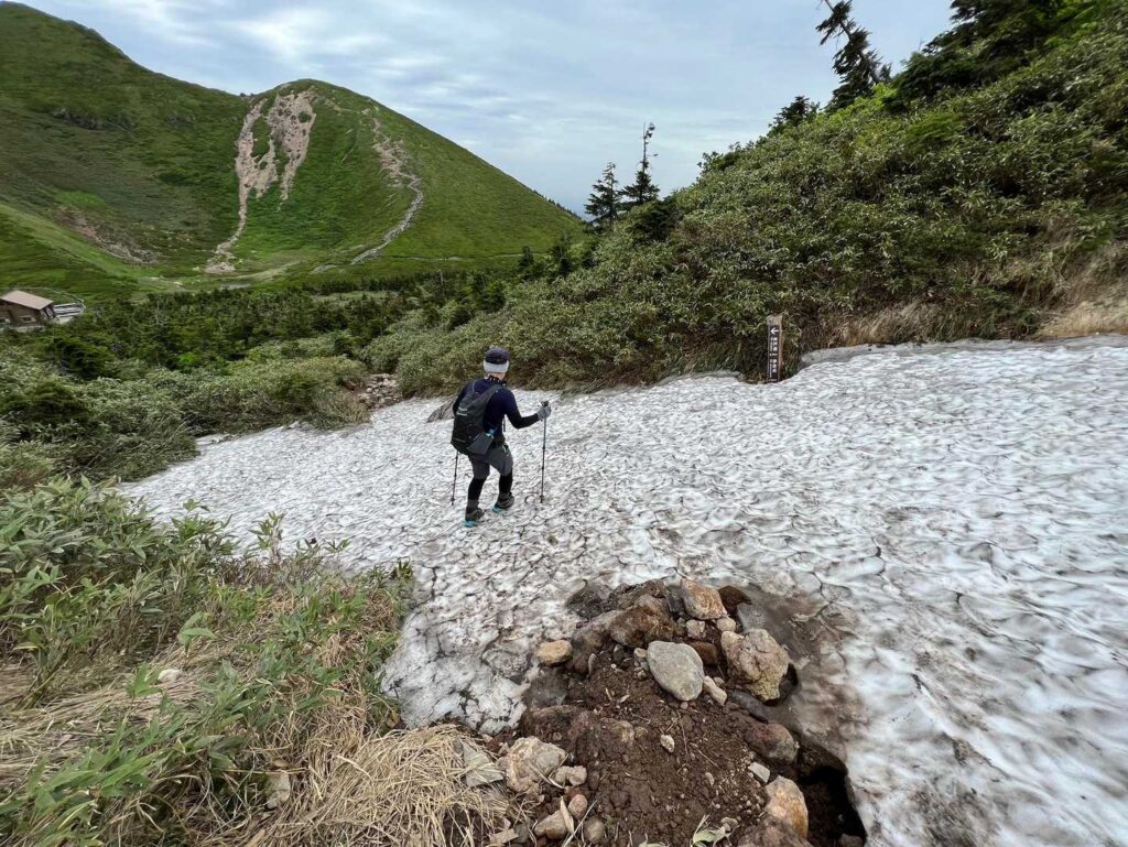 雪渓を渡る