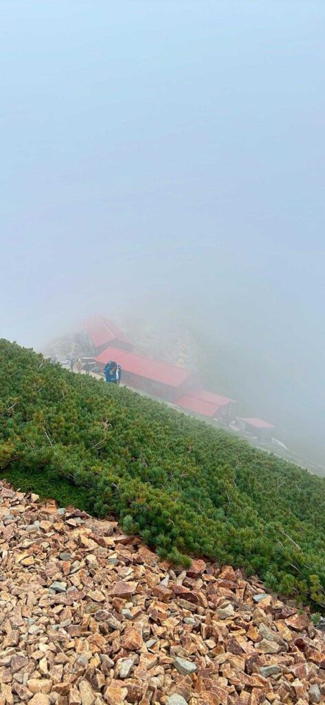 ガスの中に五竜山荘が現れた