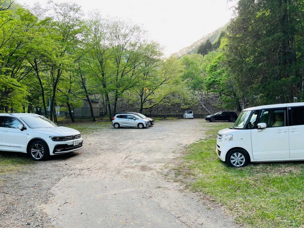 銀山平駐車場に無事下山