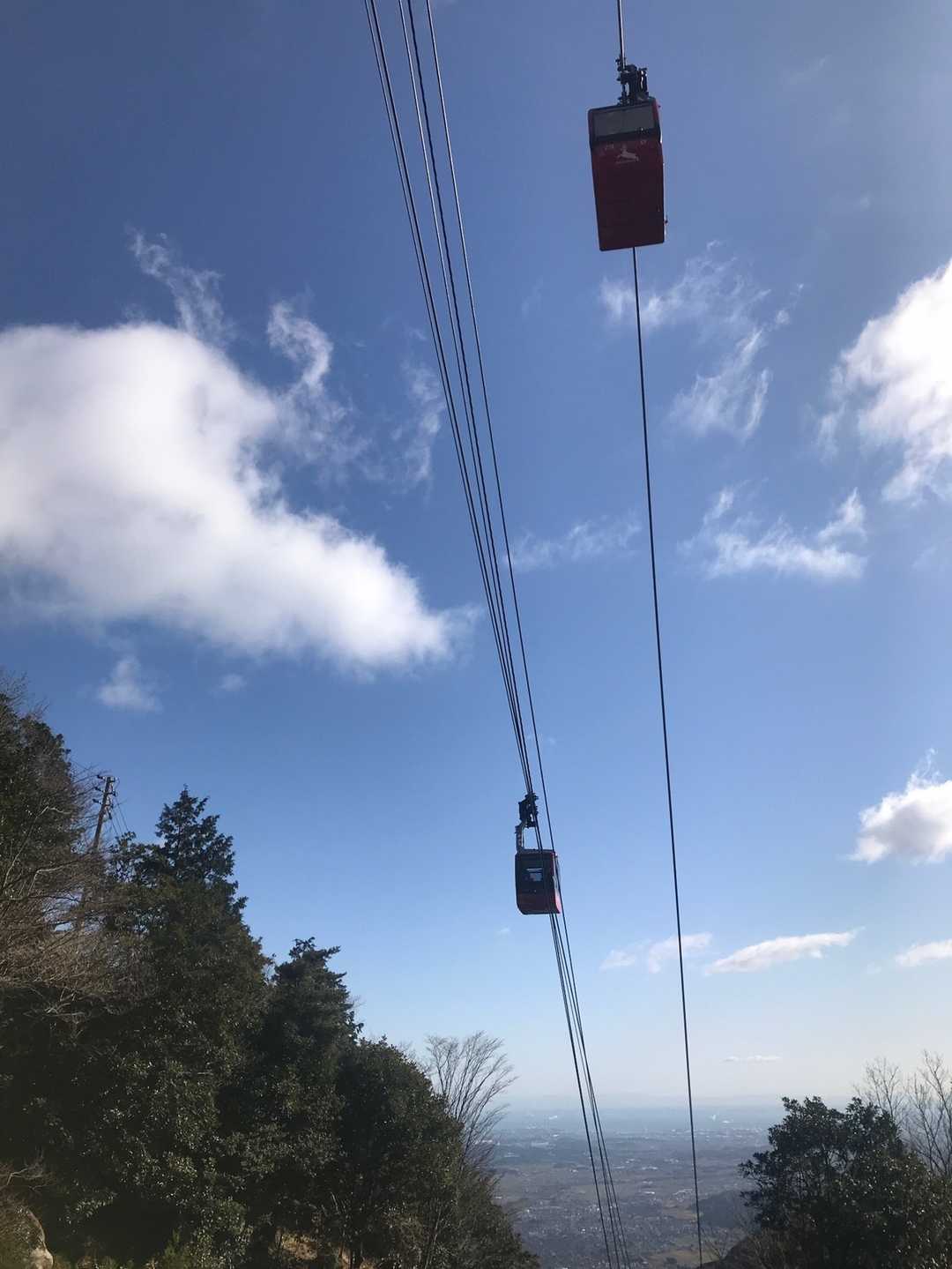 登山道脇にそびえるロープウェイのゴンドラ