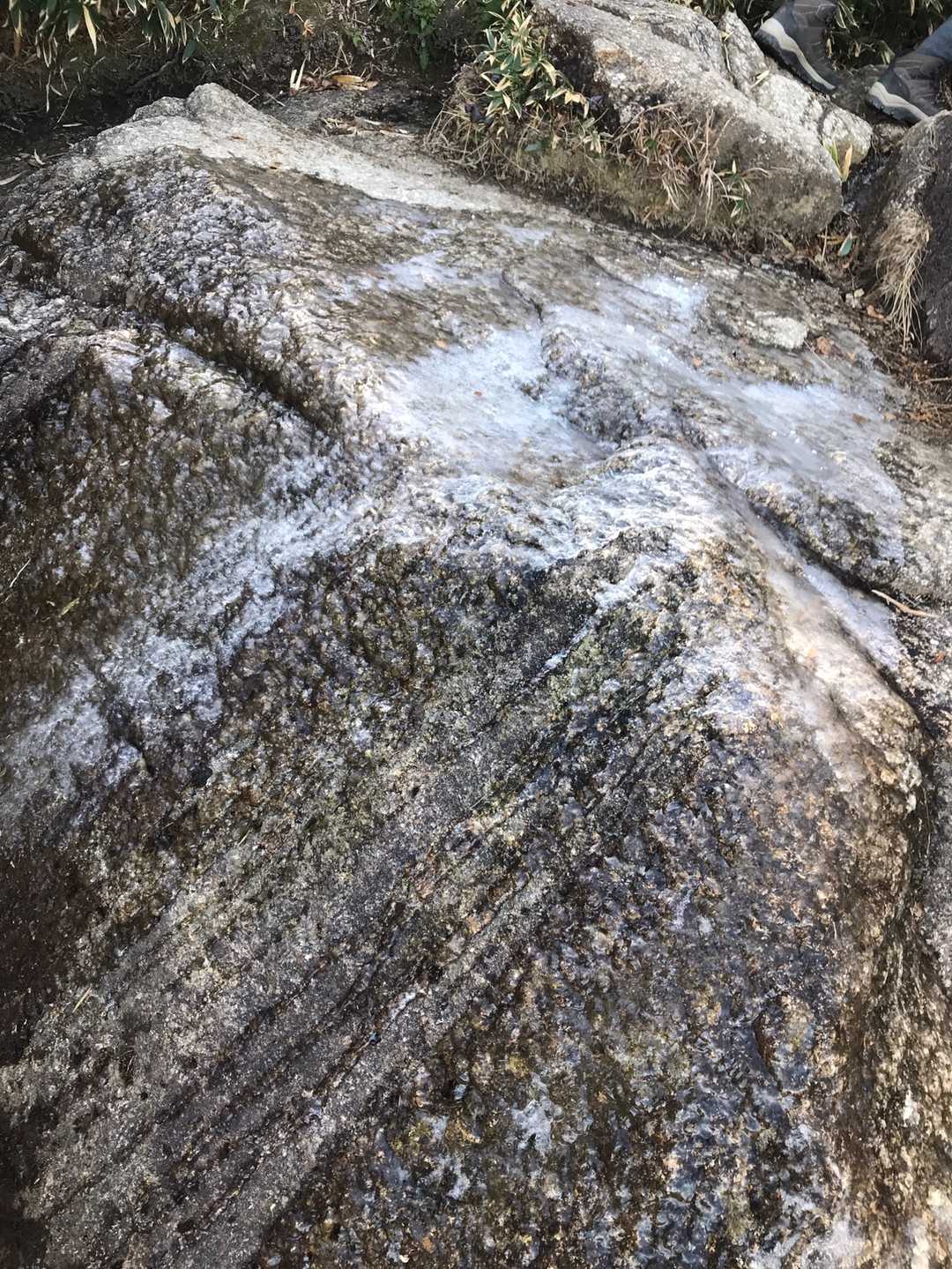 岩にも氷がびっしり