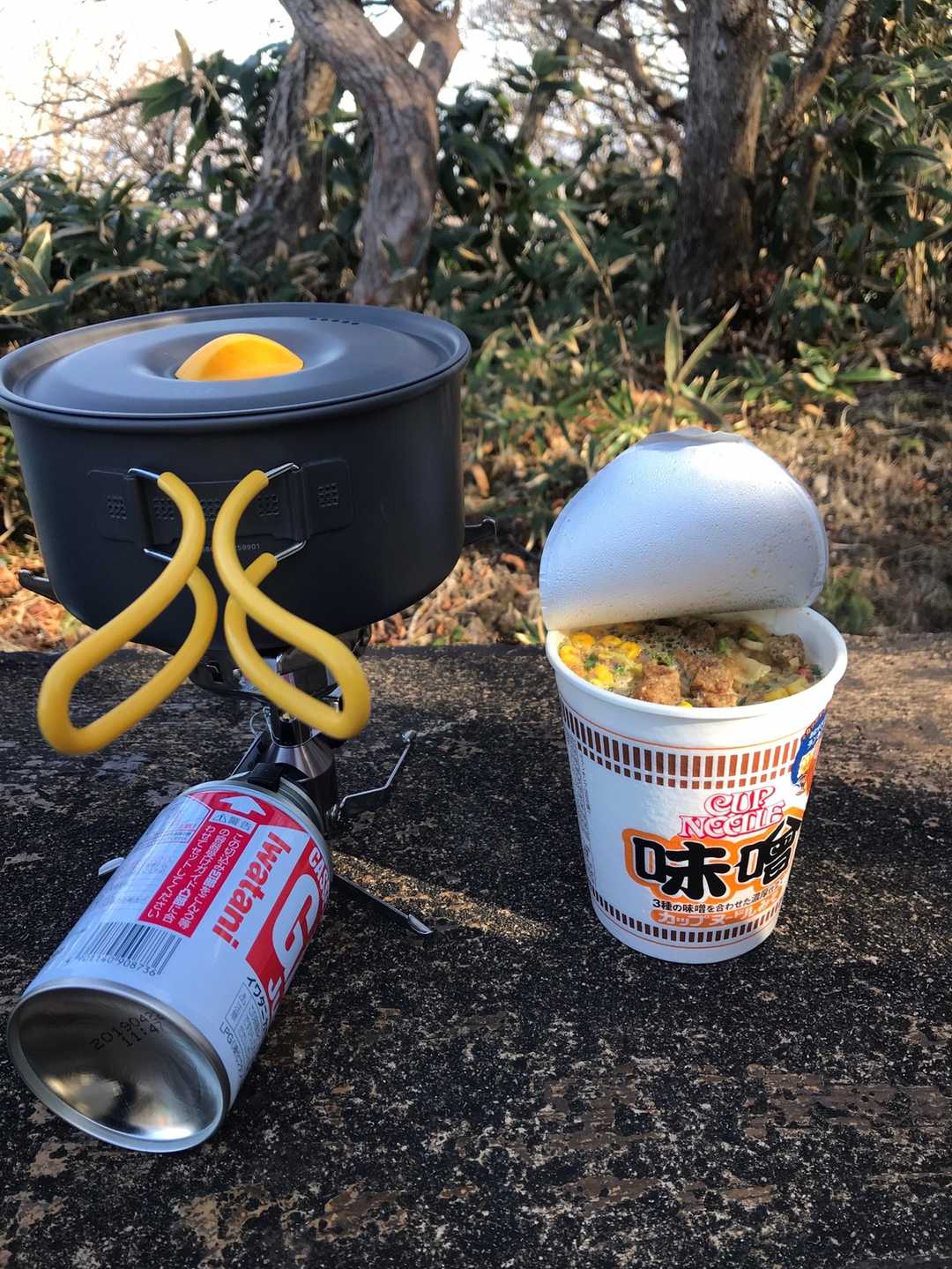 山頂でカップ麺ランチ
