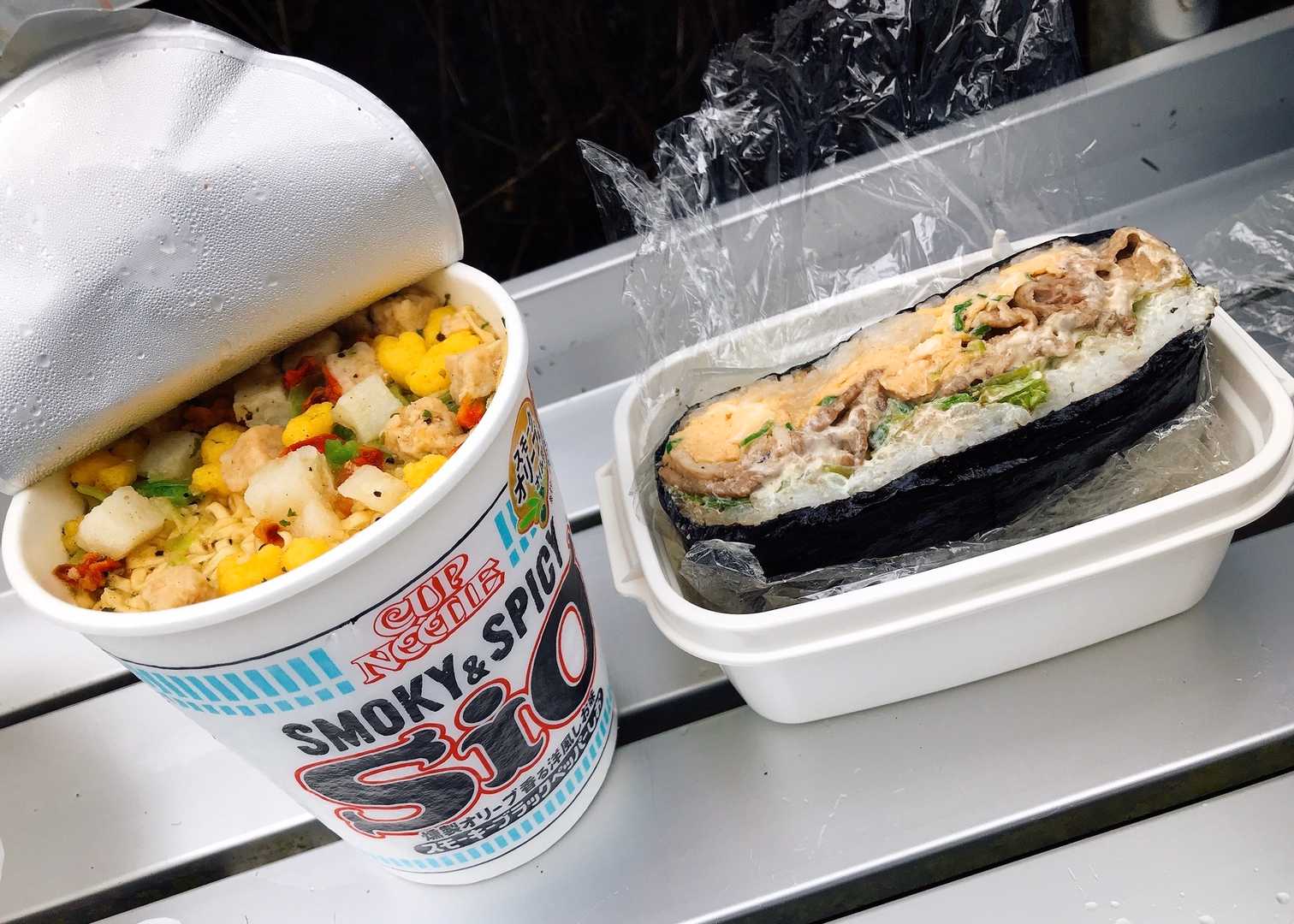 今日はカップ麺とおにぎらず 美味しい