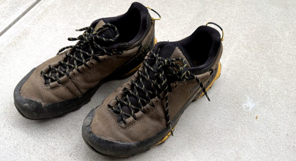 <strong>スポルティバ <strong>TX5 Low GTX</strong></strong>｜低山の最適解” class=”wp-image-8880″/></figure>



<p>今は行く山に合わせて靴をセレクトするスタイル。岩場には<strong>TX4 GTX</strong>、低山にはTX5 Low GTX。2足同時に持っていくんじゃない。<strong>今日登る山に最適な1足を選ぶ。</strong></p>



<p>この記事では、愛用しているスポルティバ TX5 Low GTXをレビューする。実は<strong>出番が一番多いのはこっち</strong>。最近の低山は全部TX5 Low。アルプスの岩稜帯と雪山以外なら、ほぼこれ一択。防水・クッション・軽さのバランスが良くて、「迷ったらTX5」と思える1足。</p>



<hr class=