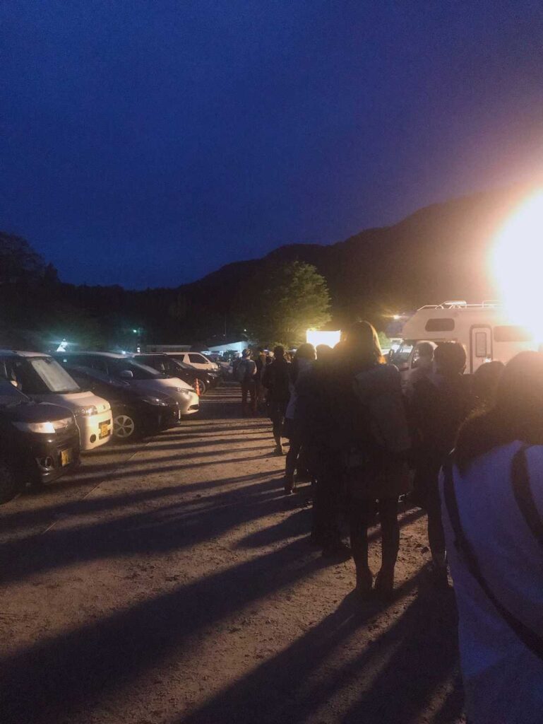 深夜なのに人が多い