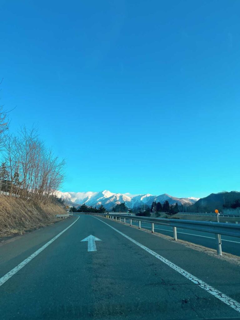 車から見えてきた谷川岳