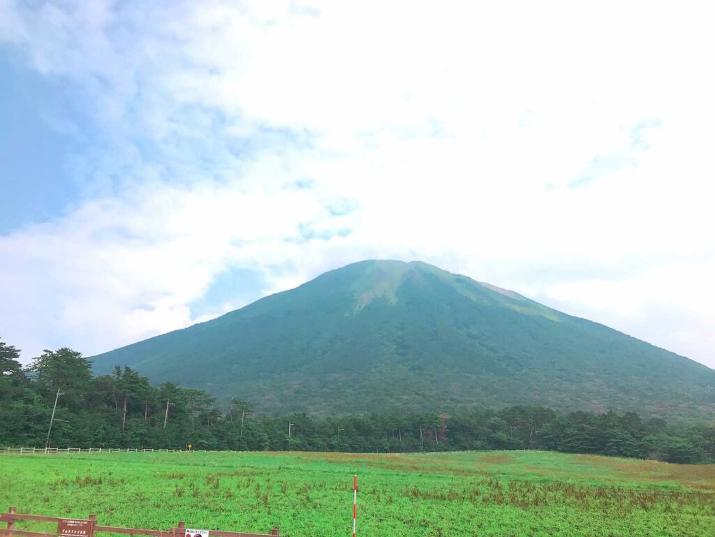 遠くから見た大山の全景