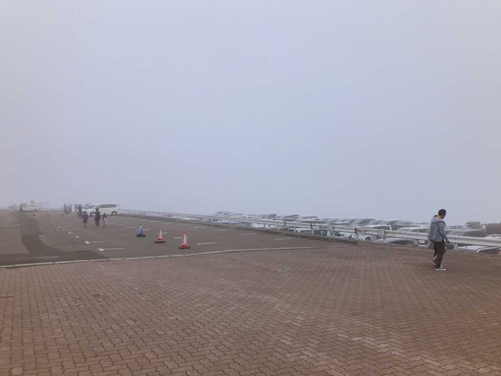 駐車場はほぼ観光で満車状態