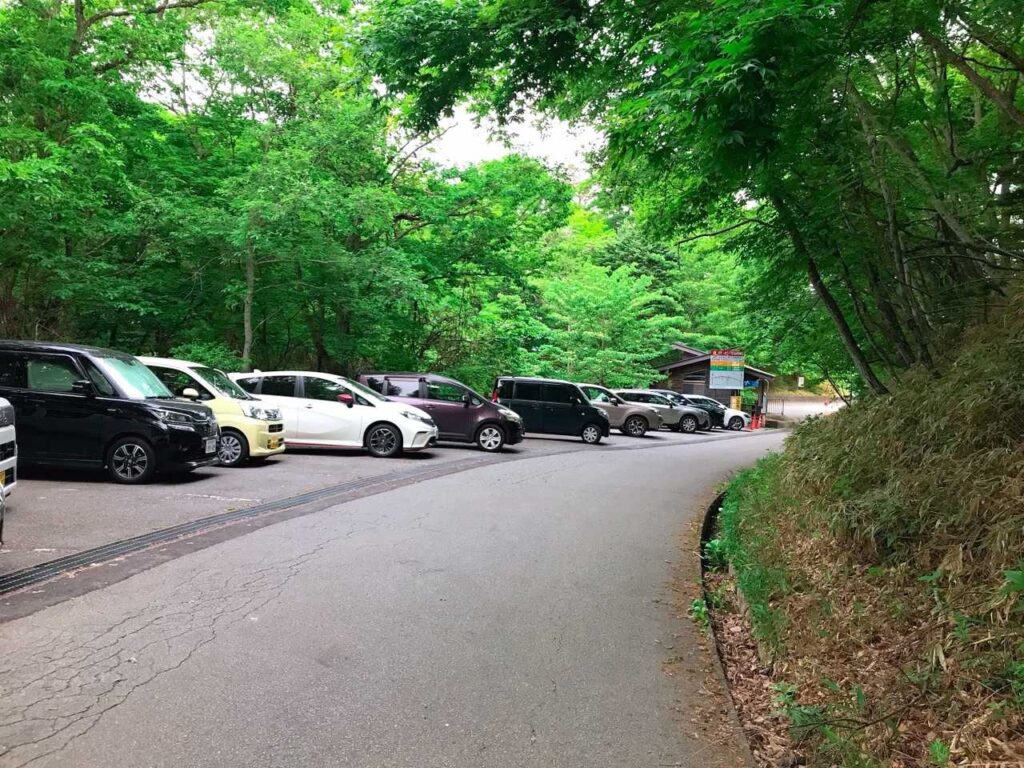 早朝の上日川峠駐車場