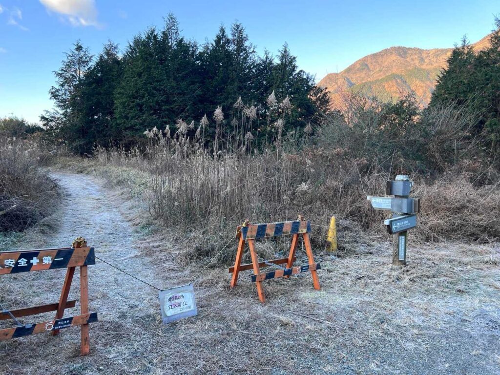 通行止めの箇所。左が正解