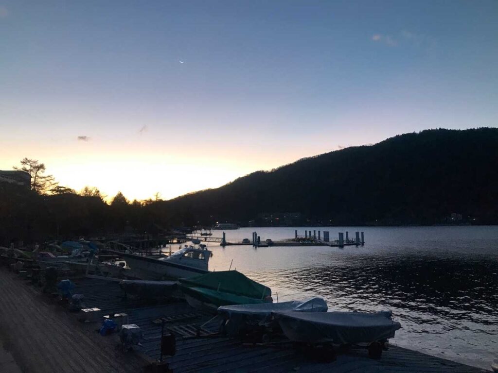 6時の開門前、朝焼けを眺めながら待機