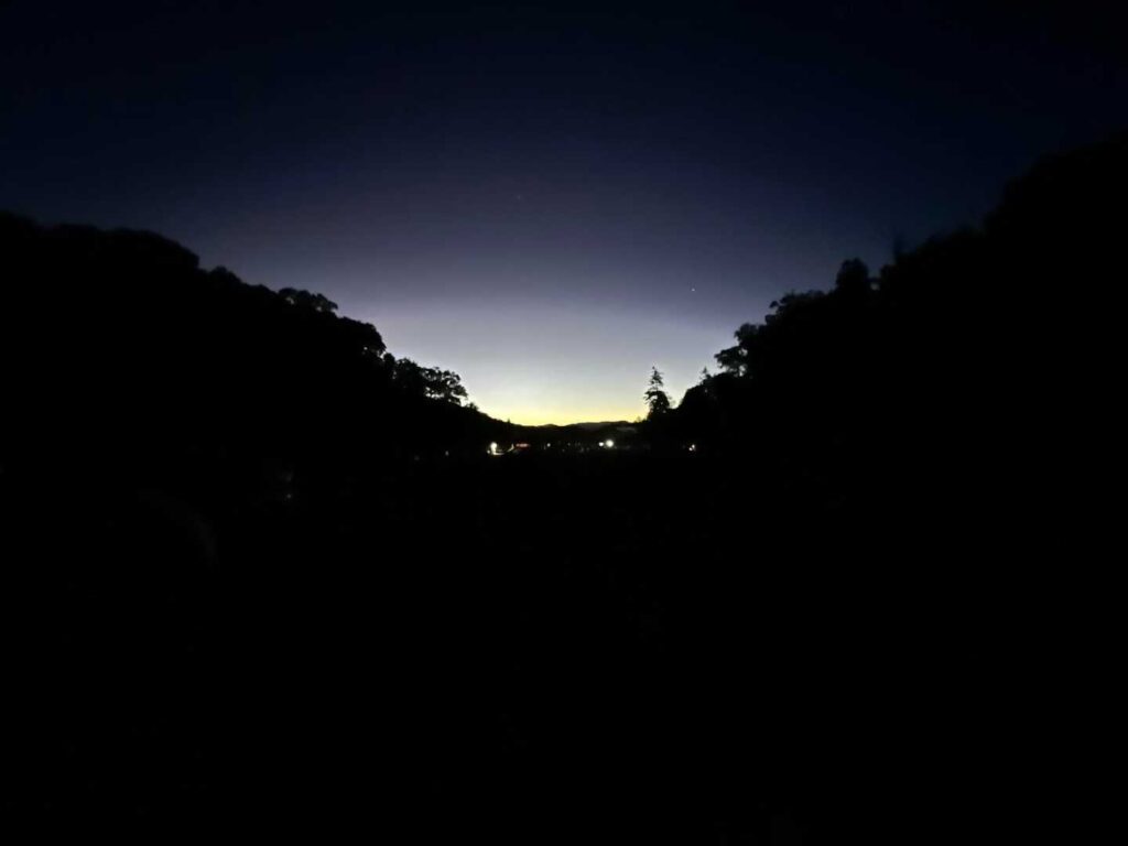 早朝の空が明るくなっていく