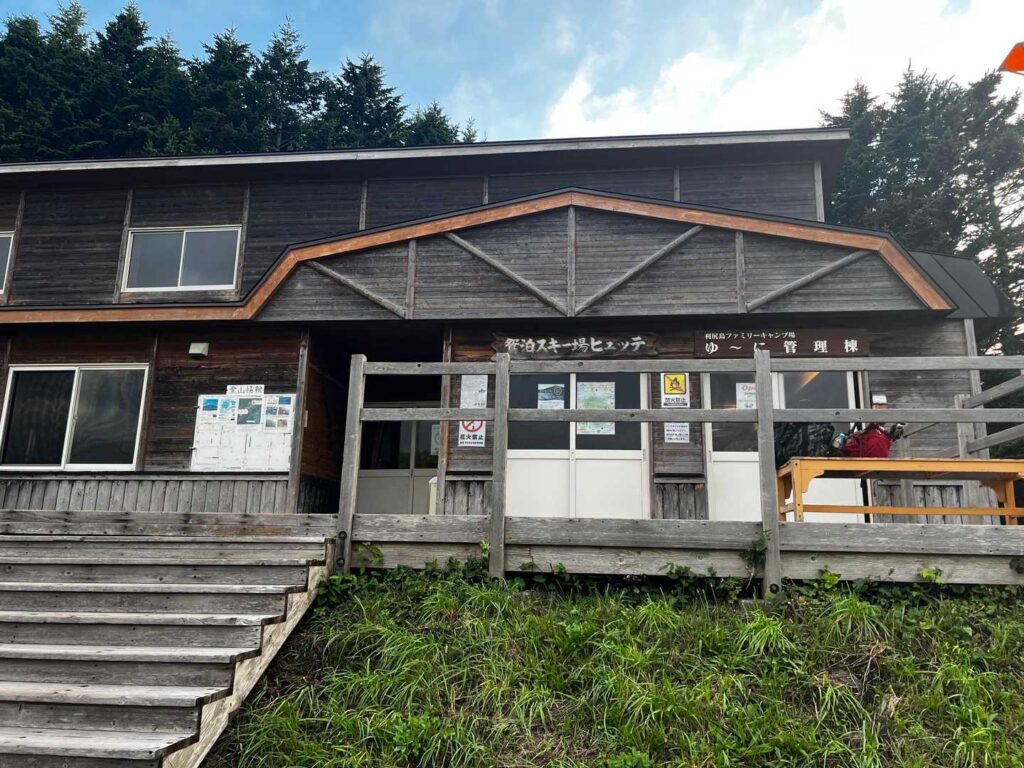 前泊したキャンプ場のバンガロー