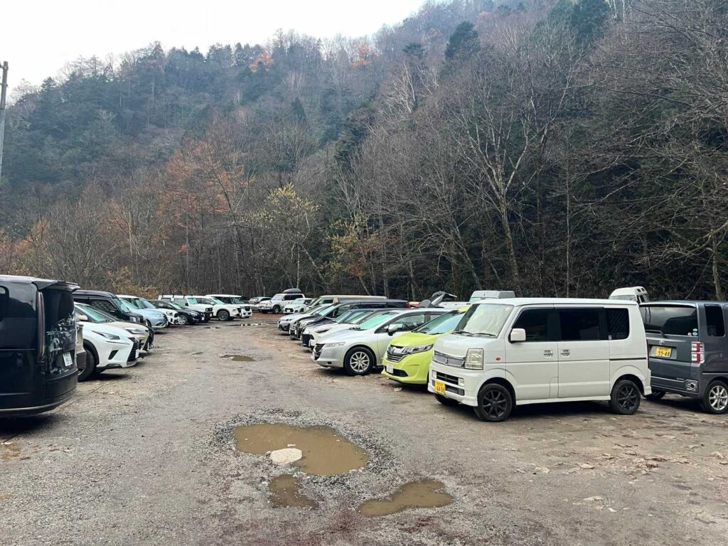 朝の中房温泉駐車場。出発時にはびっしり満車
