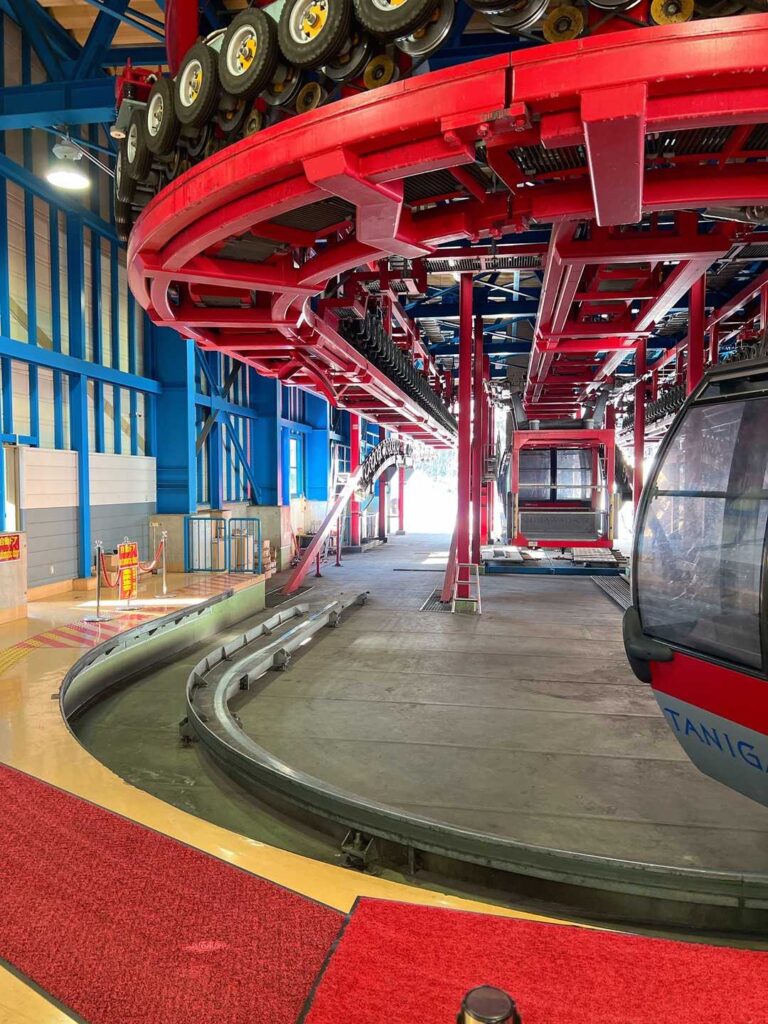 ロープウェイで天神平へ