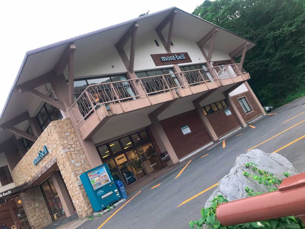 川を挟んだモンベルショップ