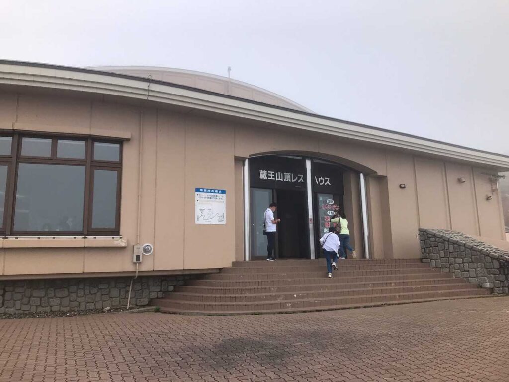 レストハウスではお土産やご飯も食べられる