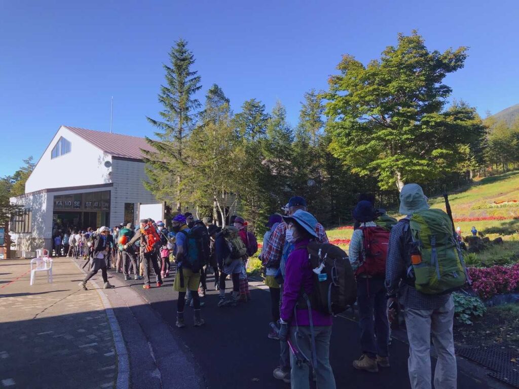 ゴンドラ乗り場は朝から結構な人