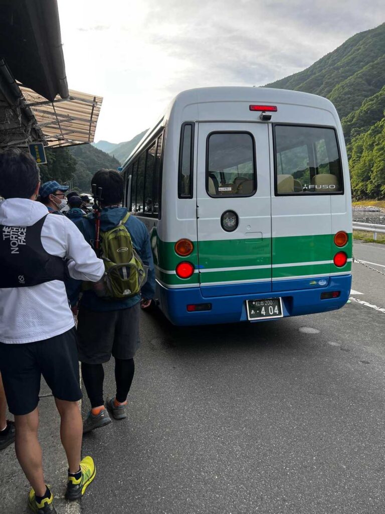 バスに乗り込む