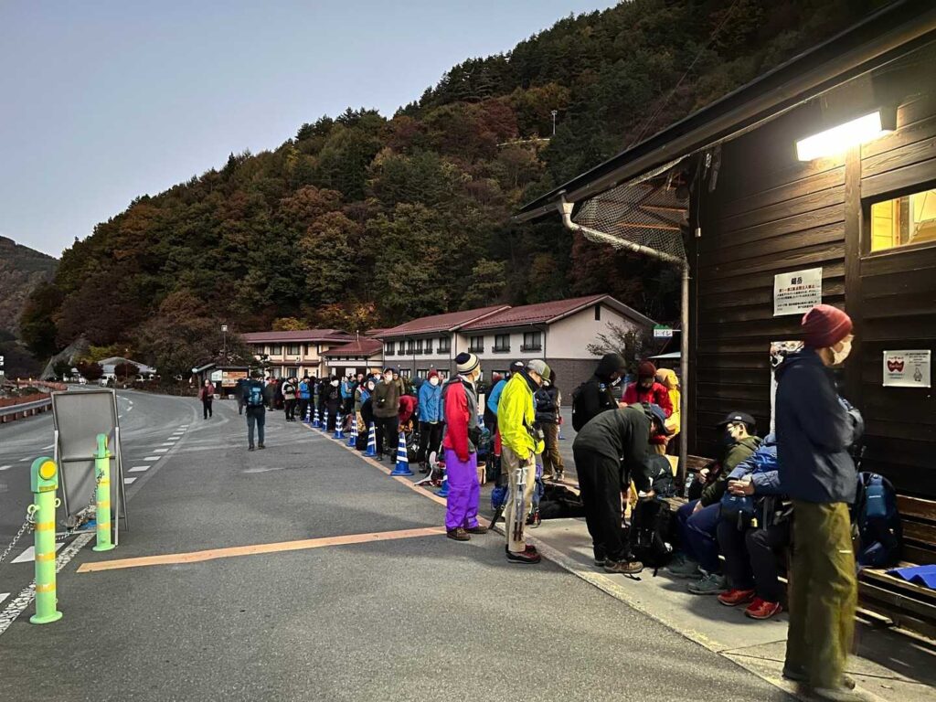 バス待ちの登山者たち