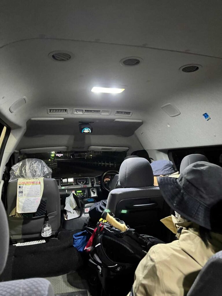 乗合タクシーで鳩待峠へ