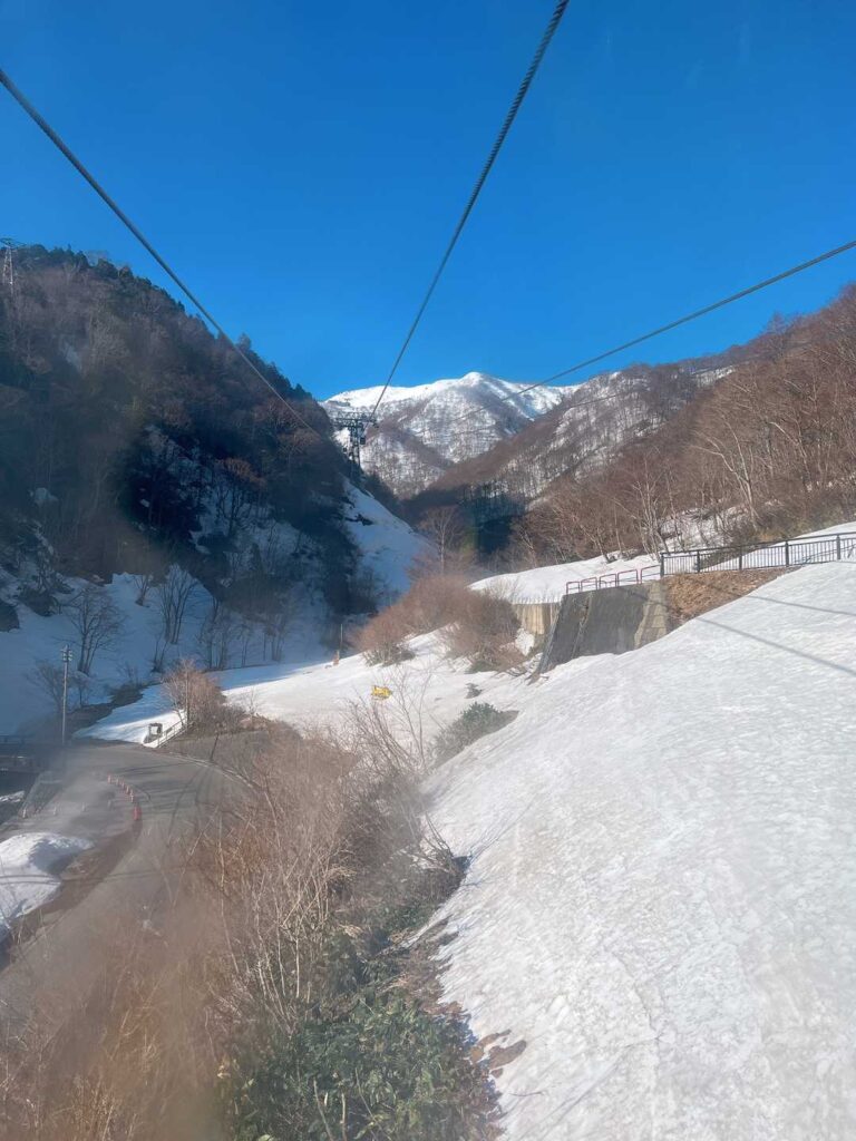 ロープウェイから見ると雪がだいぶ溶けている