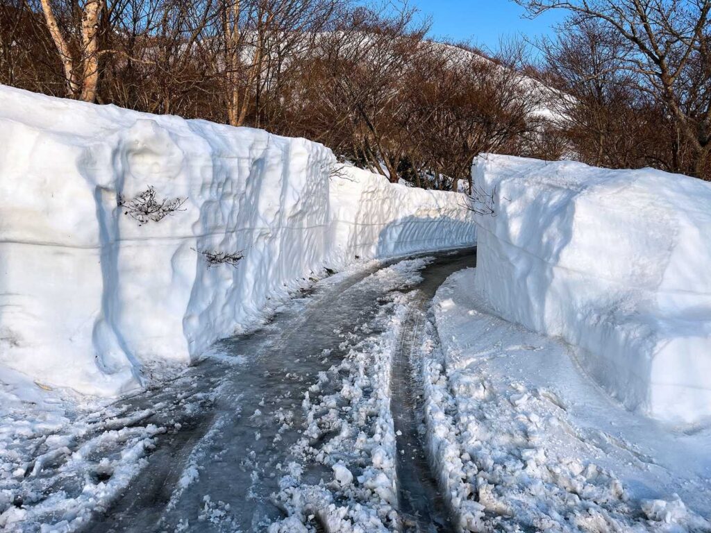 除雪された登山道へ向かう道