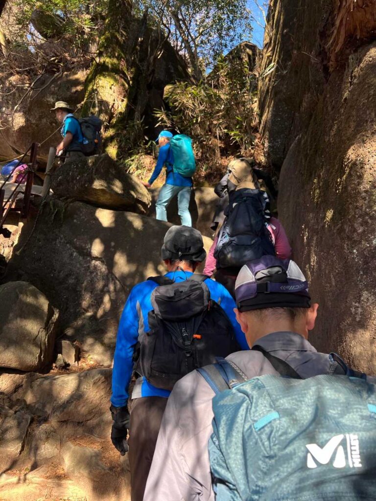 岩場を歩く登山者の長い行列