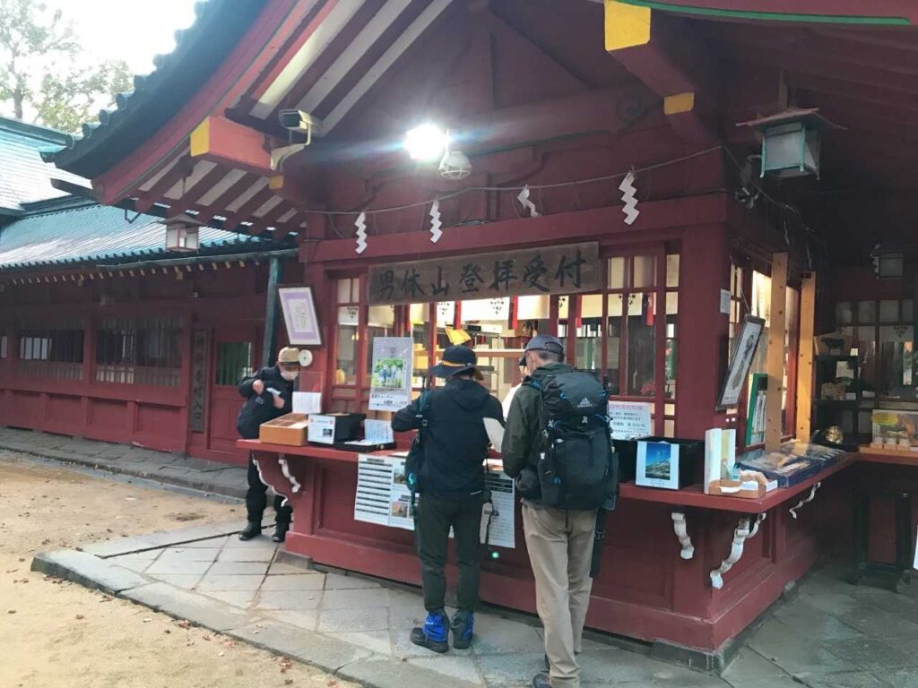 二荒山神社の受付で入山料を支払い