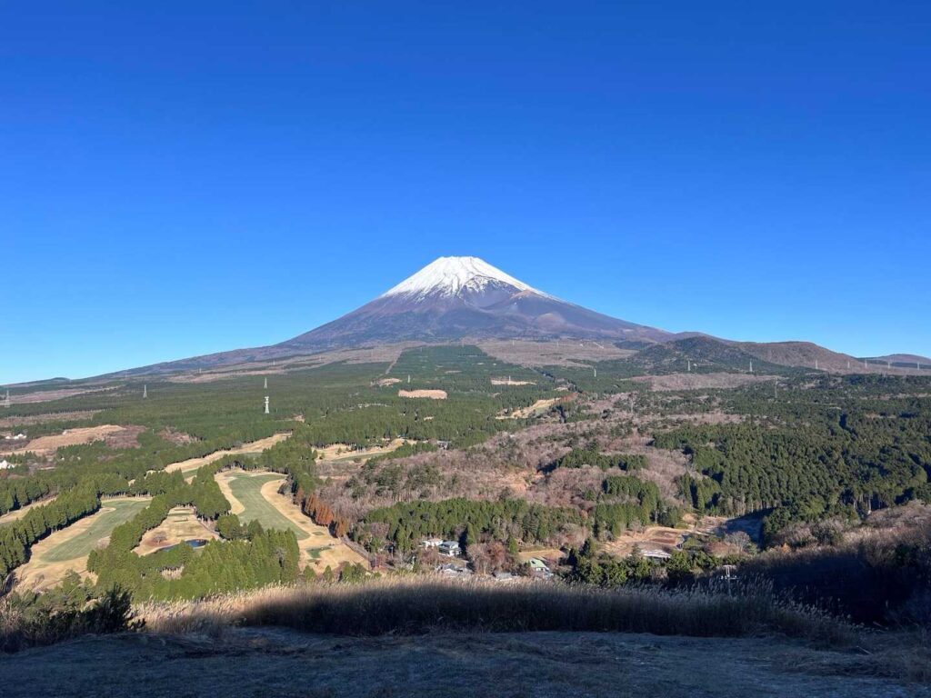 宝永山が見えて 昨日とまた違った富士山🗻