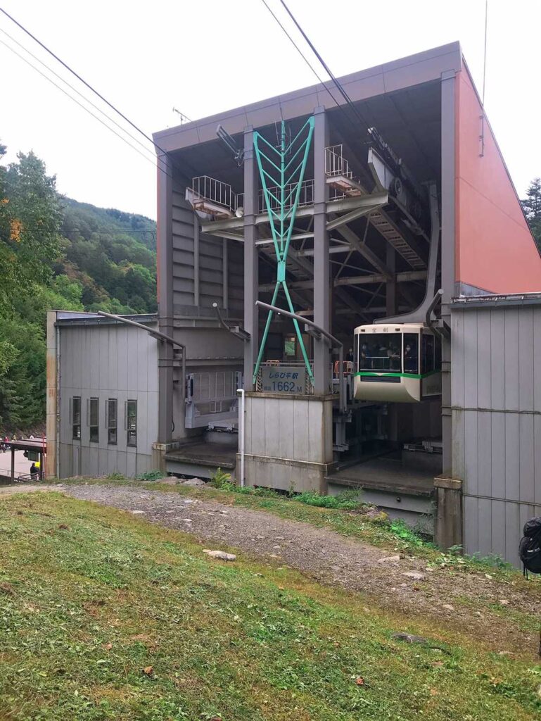 待ち時間にロープウェイを眺める