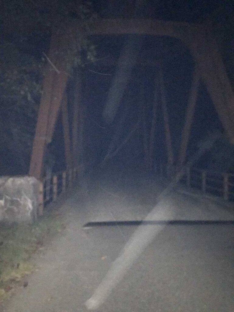 暗闇の中、橋を渡って進む