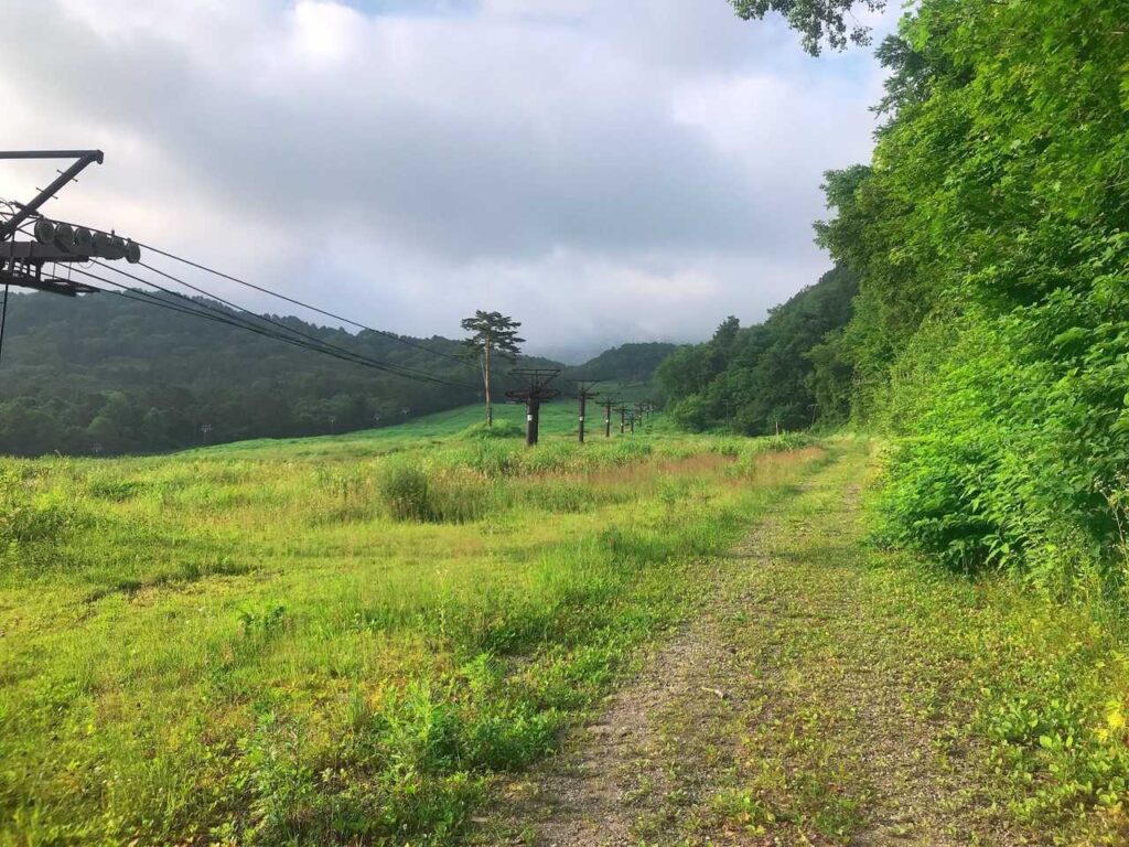 スキー場のゲレンデを登っていく