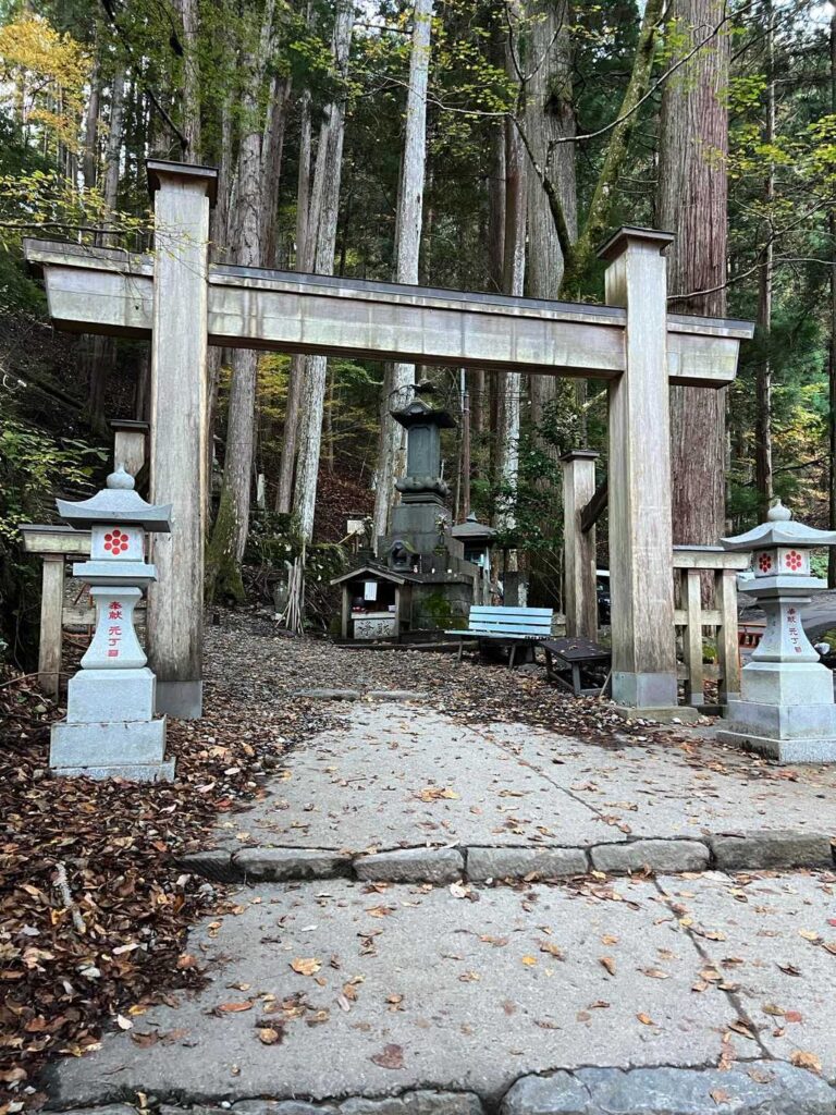 登山口の表参道入口