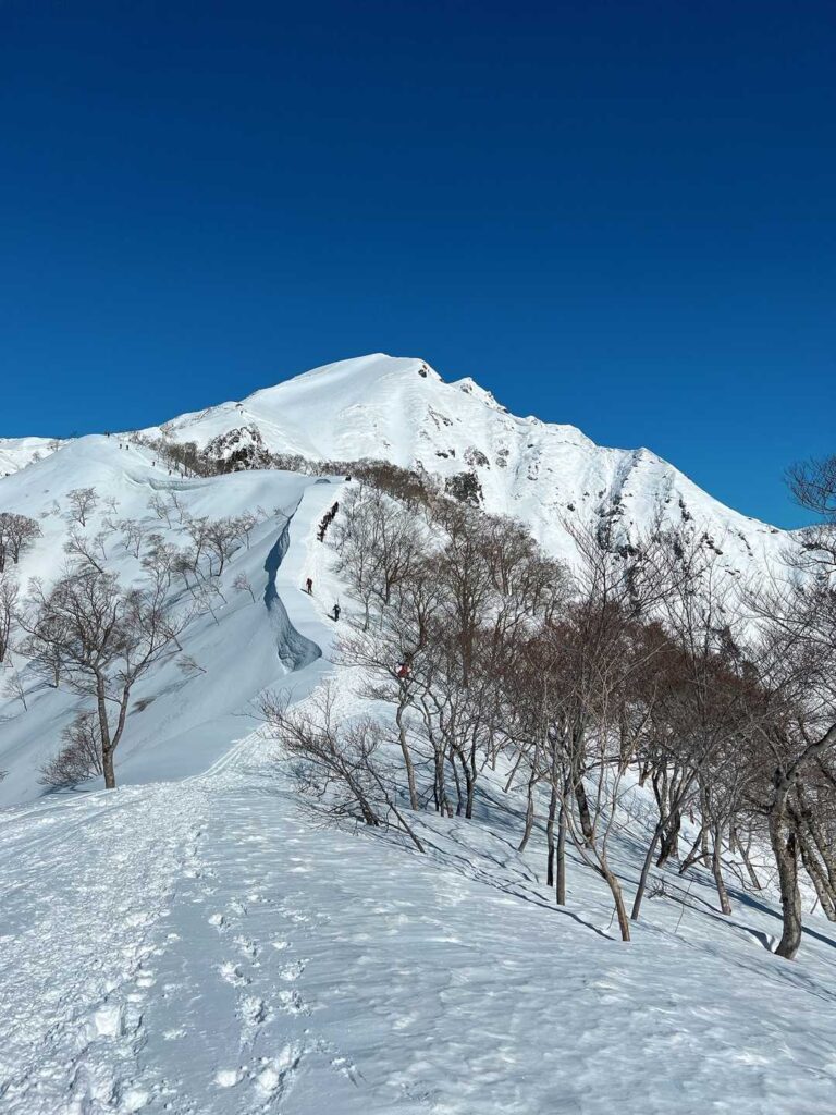 山頂方面が見えるけど近そうで遠い