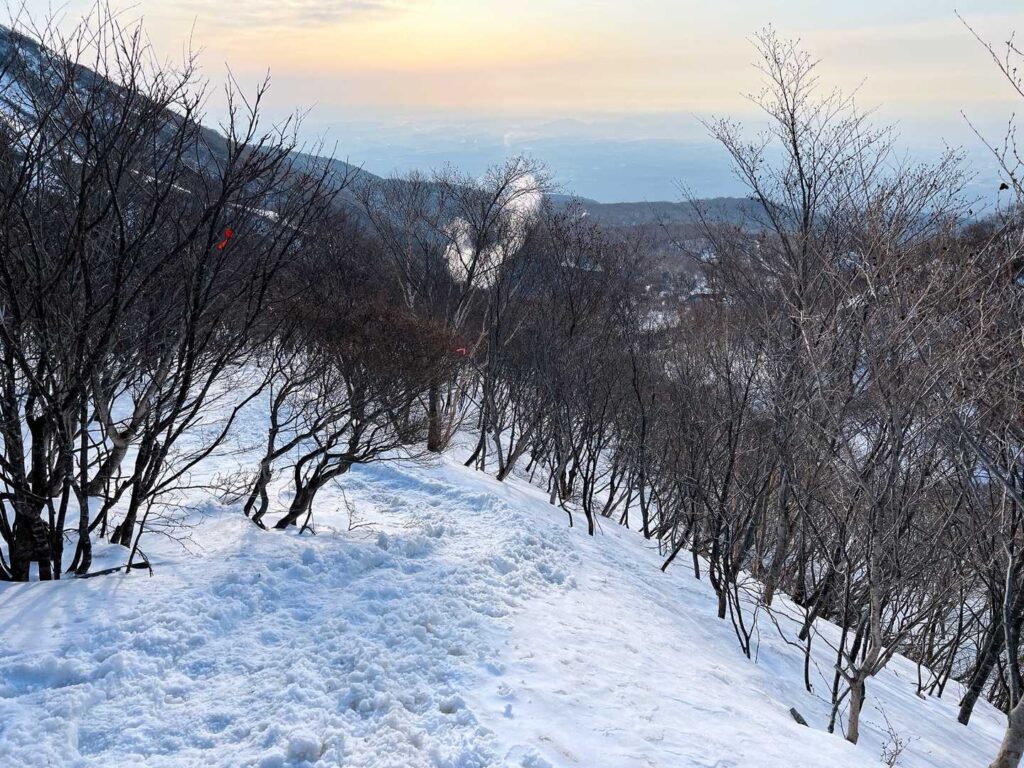 朝日に照らされた雪の登山道