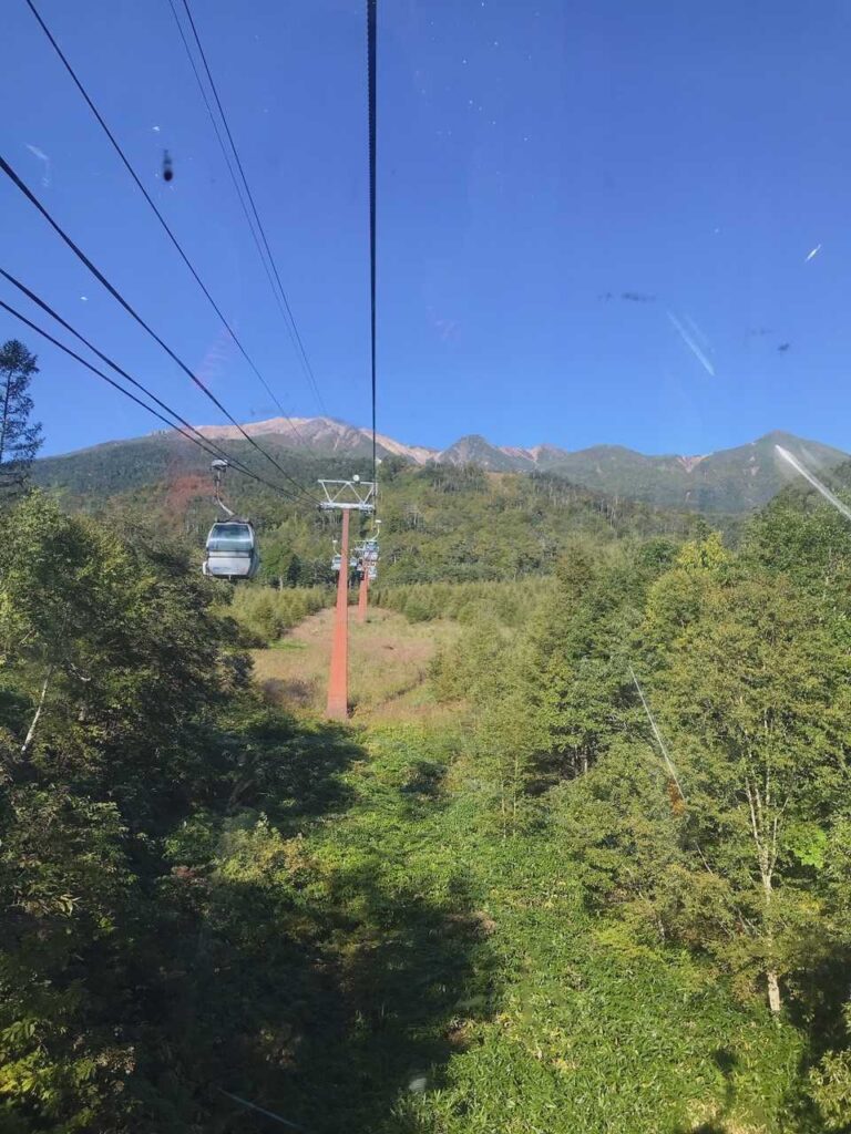 ロープウェイ山頂駅付近からの青空