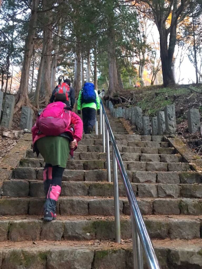 いきなりの急な階段