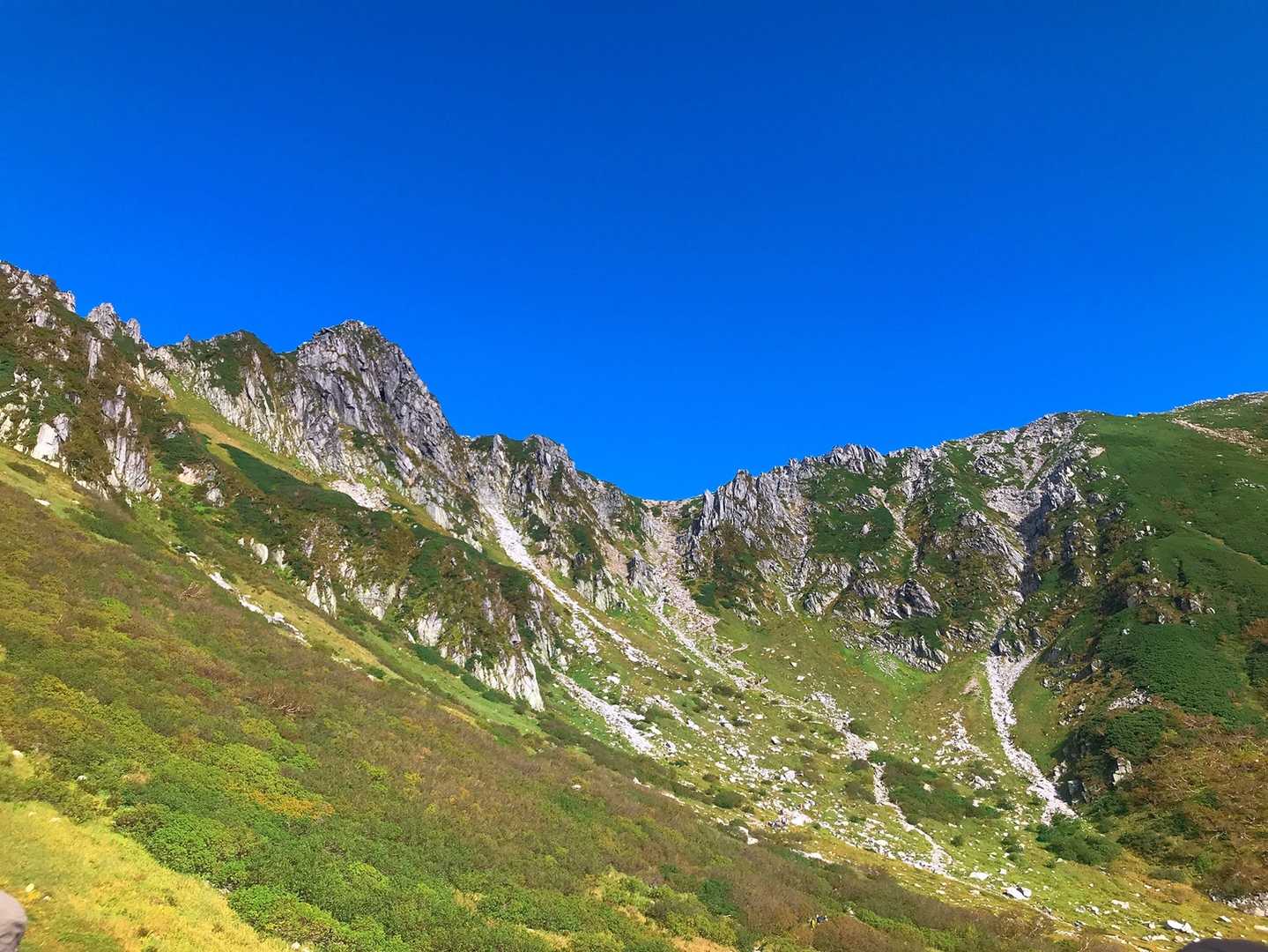 木曽駒ヶ岳の稜線と青空