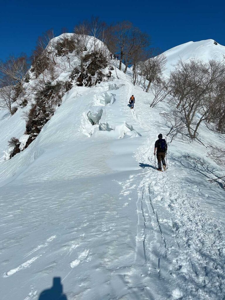 雪面に走るクラック