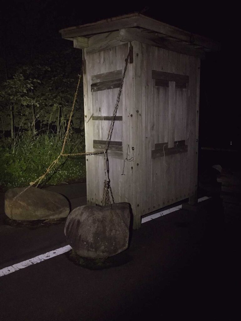 駐車場で見つけた鎖に繋がれた大きな石