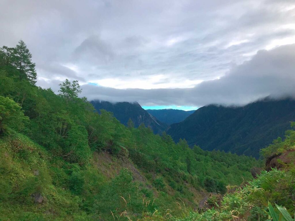 頭上は雲、遠くに青空