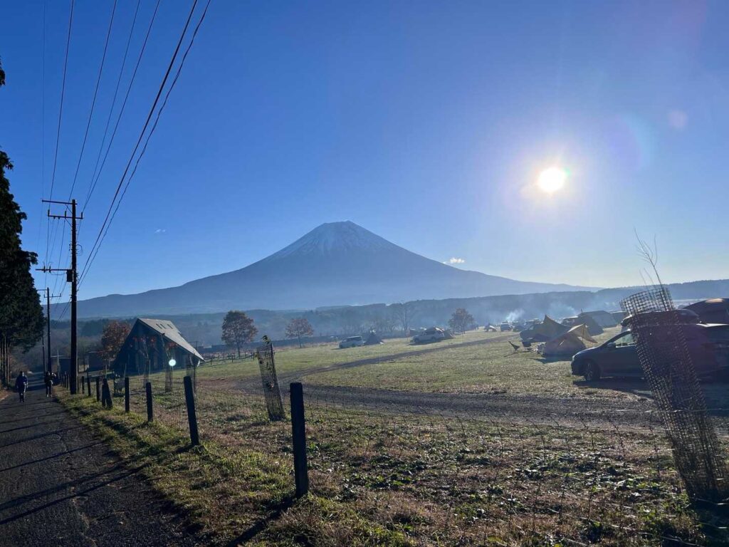 キャンプ場も寒いけど賑わってる