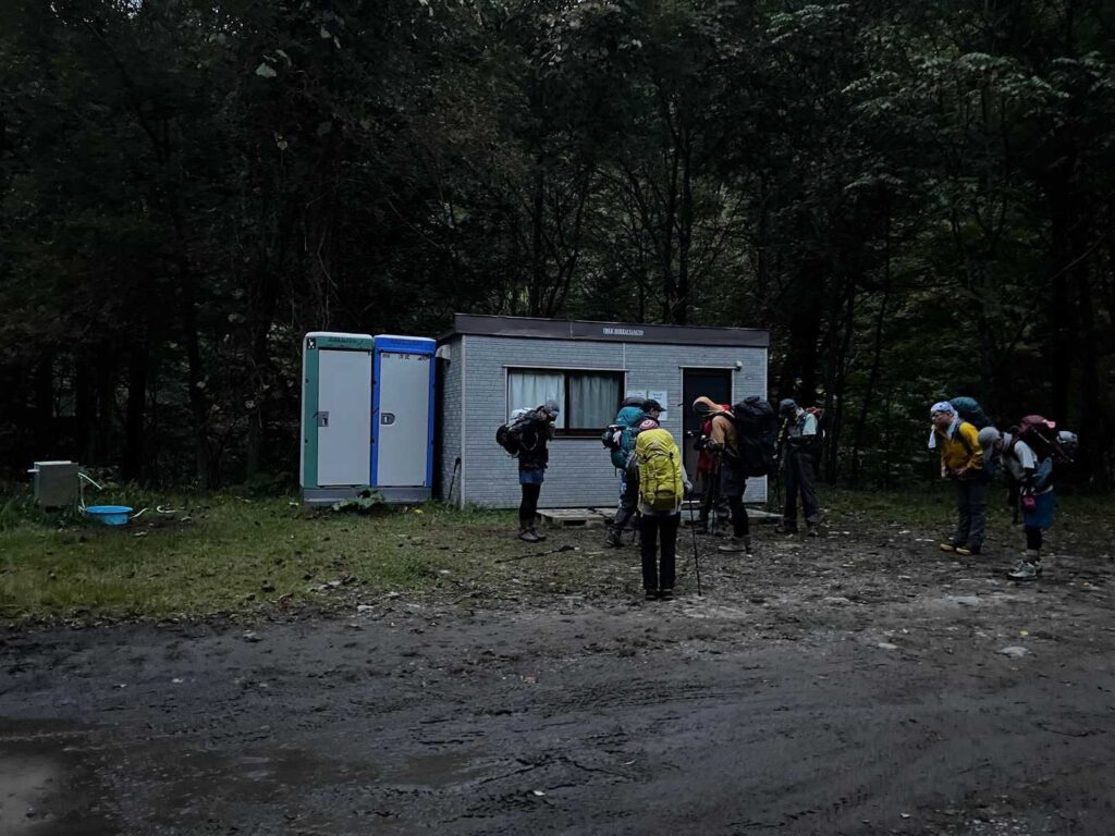 第2ゲートでバスを降りた人たち