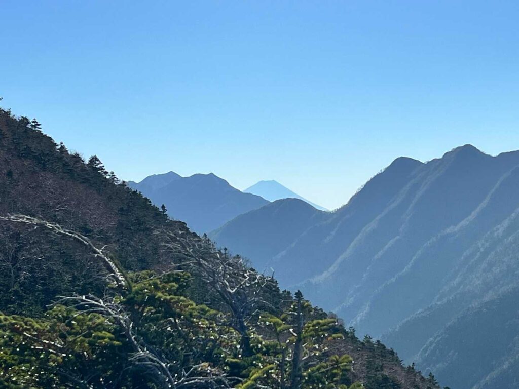 遠くに富士山が見える
