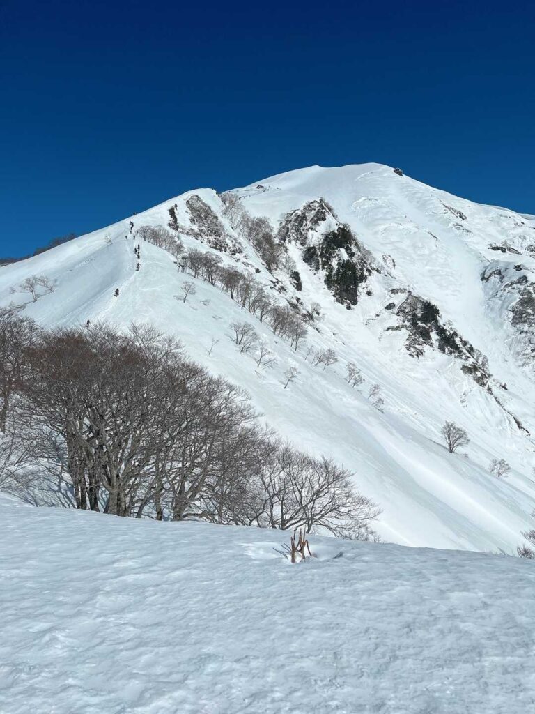 稜線に続く登山者の列