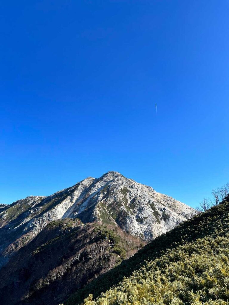 ピラミダルな甲斐駒ヶ岳と飛行機雲