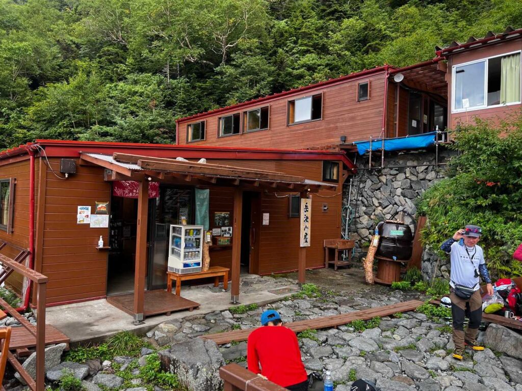 岳沢小屋に到着