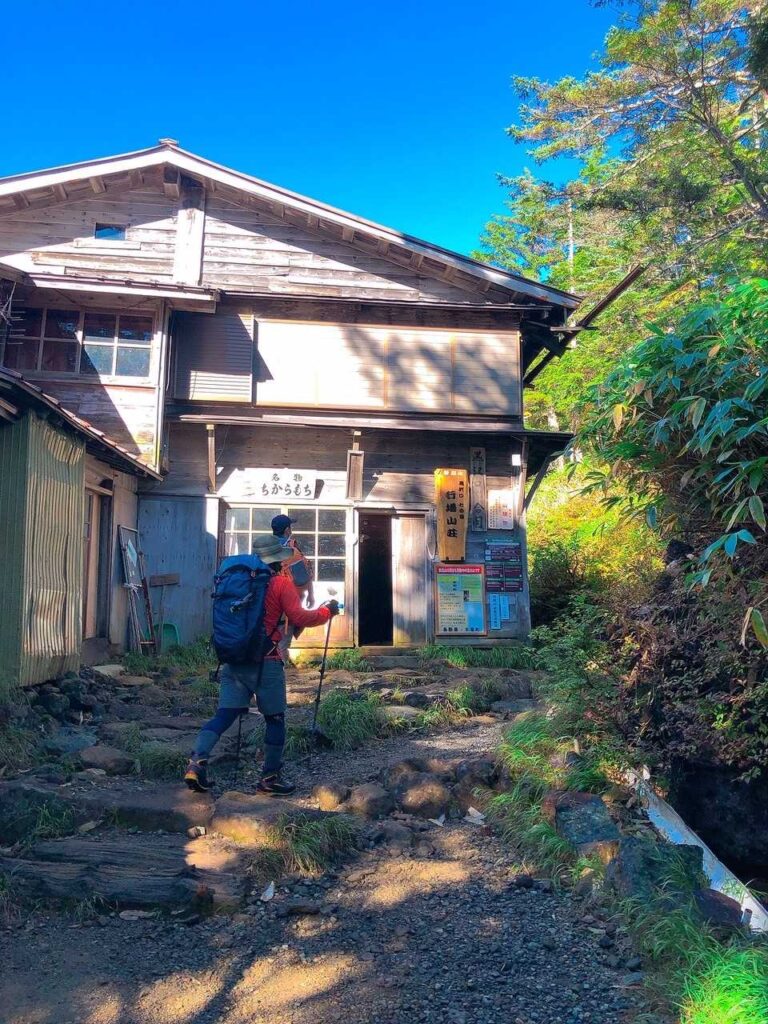 行場山荘を通過