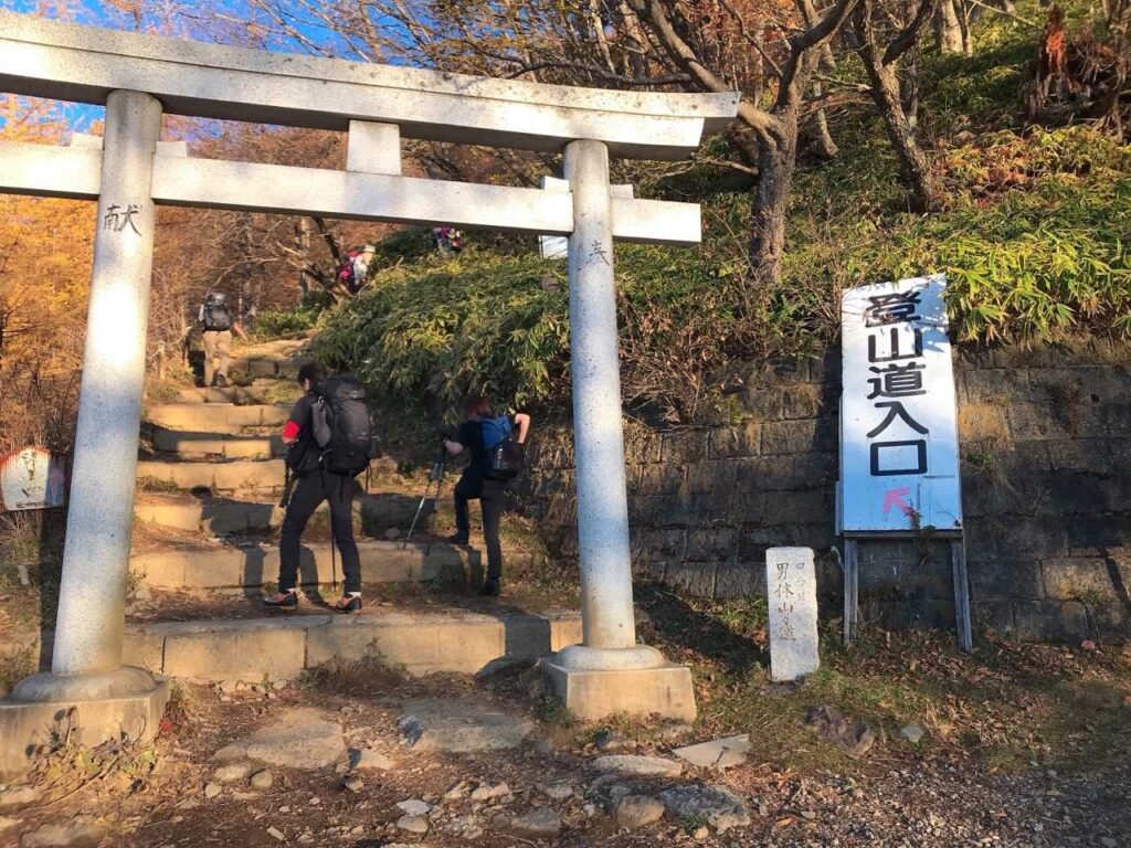 四合目から本格的な登山道が再開
